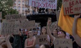 Ukrayna’da binler sokağa döküldü: Zelenski’nin imzaladığı yasa halkı öfkelendirdi