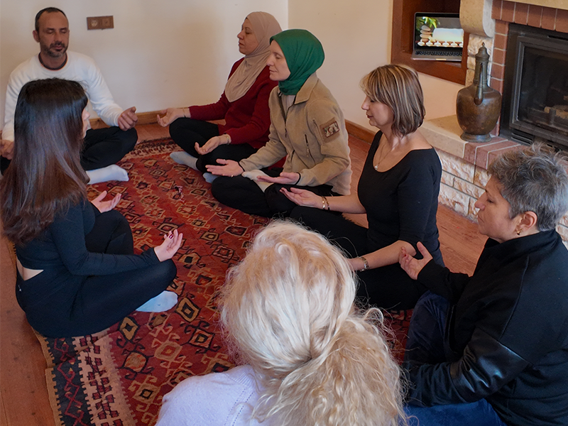 Damla Kömleksiz Meditasyon Seanslarına Başladı.